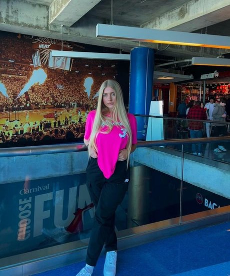 Trinity Charlton estrella porno de arte imágenes