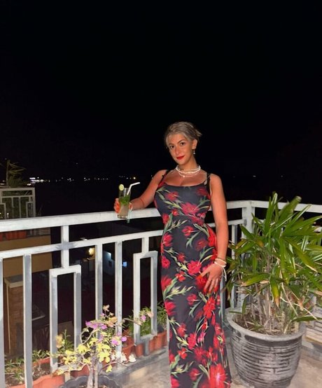 Becca M modelo superior foto