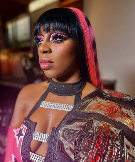 Trinity Fatu linda estrella galerías