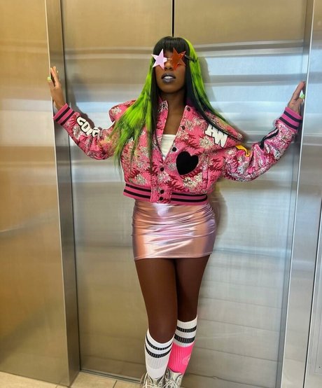 Trinity Fatu modelo desnudos imágenes