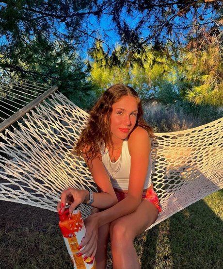 Eloise Webb modelo agradable galería