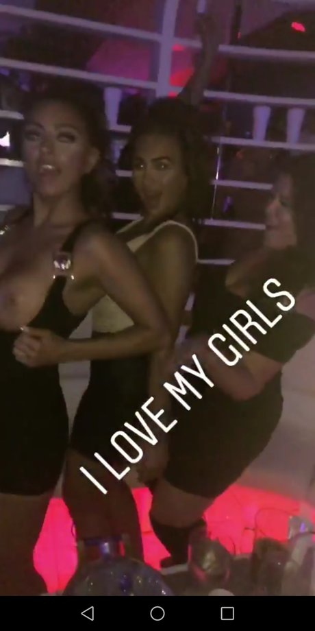 Natasha Sandhu estrella porno atractiva galería