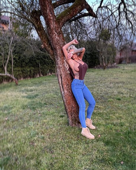 Deminecka_ estrella desnuda galería