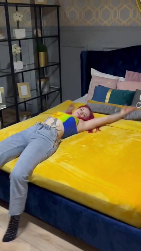 Doga Lamper_ bonita estrella porno galerías