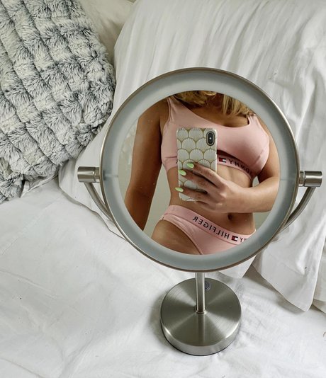 Tuva Oesgard actriz caliente foto