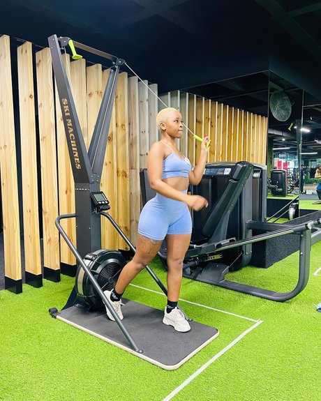 Sharon Gambu hermosa estrella porno fotos