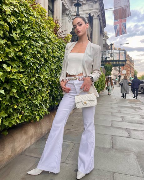 Yael Shelbia modelo desnudo imágenes