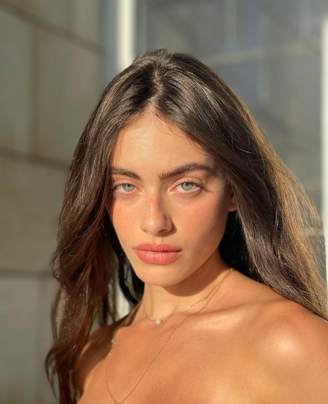 Yael Shelbia estrella porno de arte galería