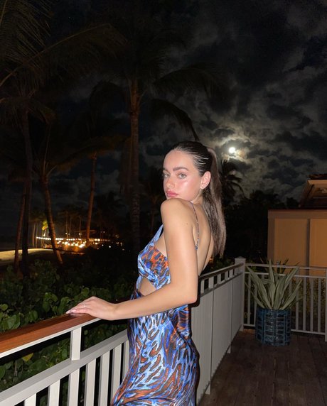 Yael Shelbia actriz desnuda foto