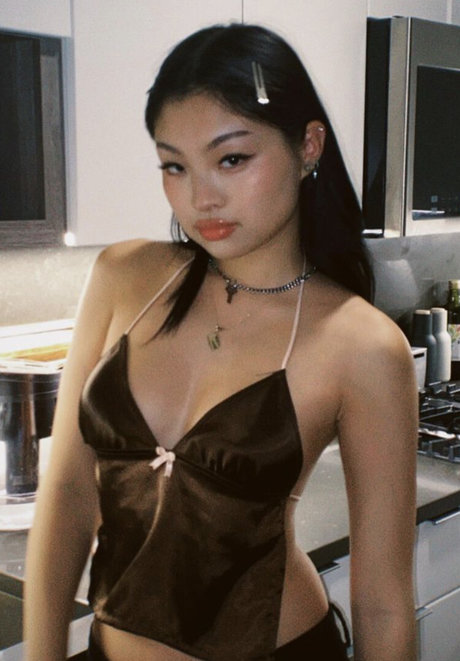 Alina Lin hermosa estrella porno foto