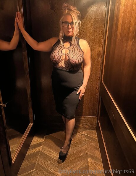 Naturalbigtits69 estrella porno atractiva imágenes