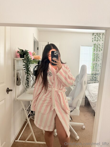 Mel Koneko modelo atractivo imagen