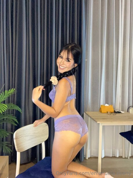 Emanuela Ebony modelo erótico imágenes