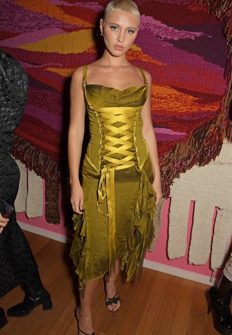 Iris Law estrella galerías