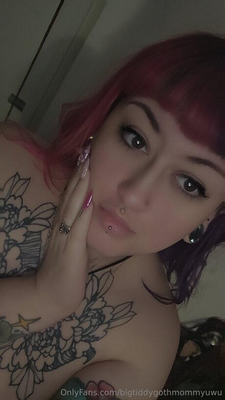 Bigtiddygothmommyuwu bonita estrella porno imagen