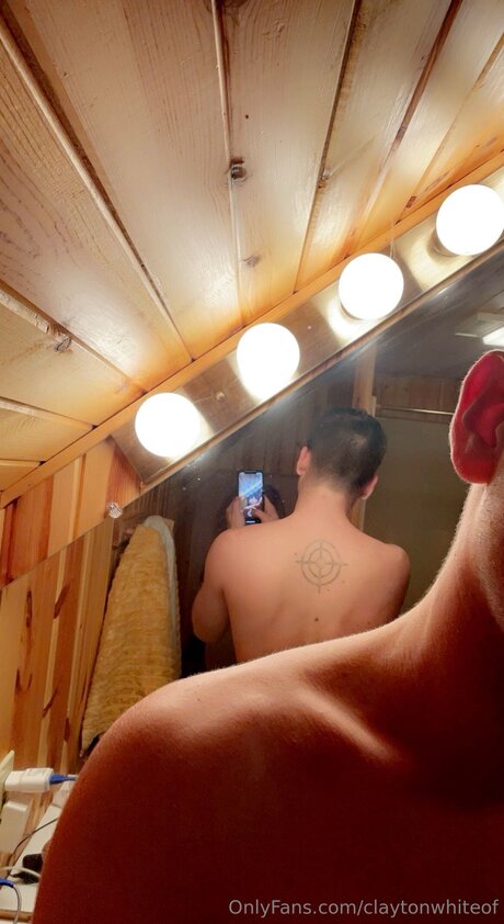 Claytonwhiteof modelo libre imagen