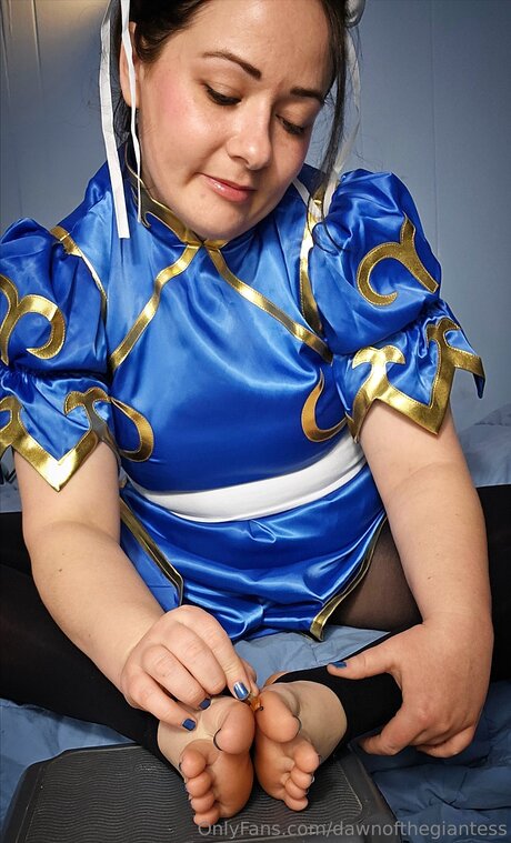 Dawnofthegiantess estrella sexy fotos