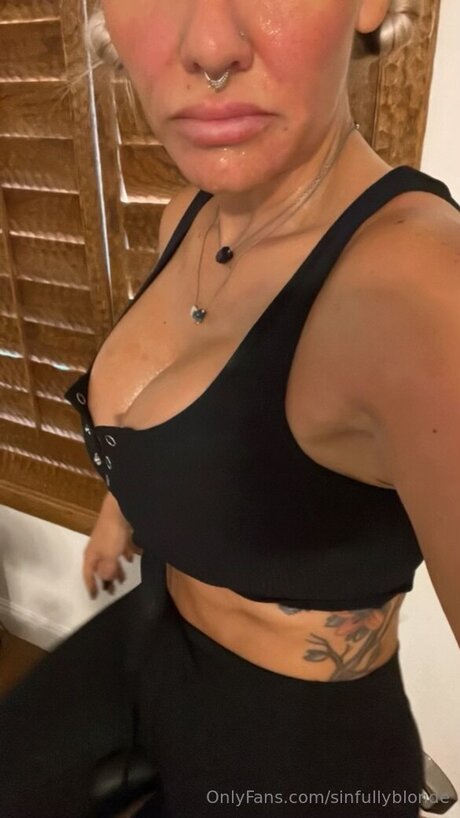 Sinfullyblonde desnudos de modelos archivo