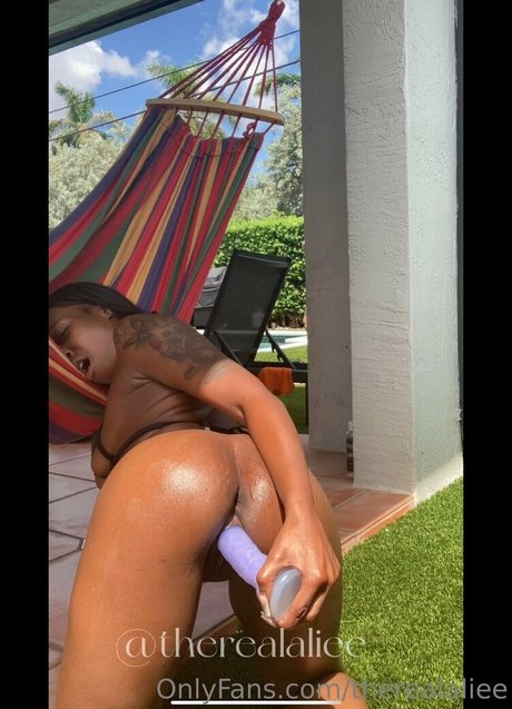 therealaliee modelo desnuda galería