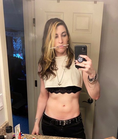 Devi Dionne modelo atractivo imágenes