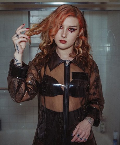 Mothica modelo hermosa galerías