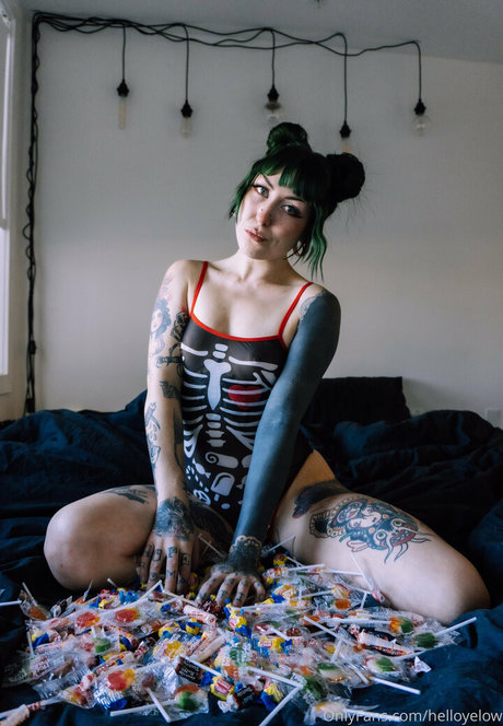 helloyelow actriz sexual foto