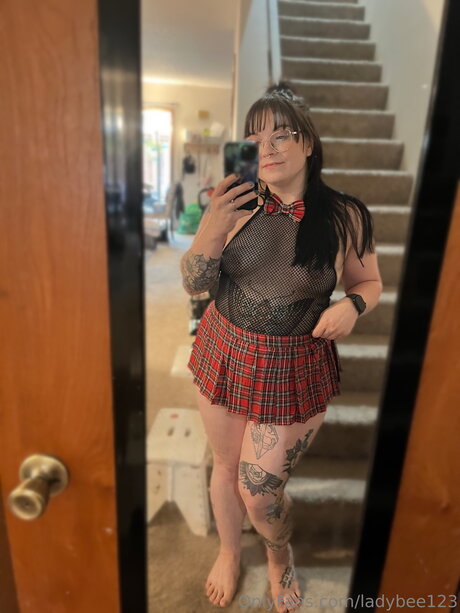 Ladybee123 modelo desnuda archivo