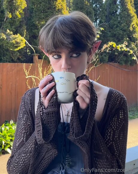 Zombby actriz caliente fotos