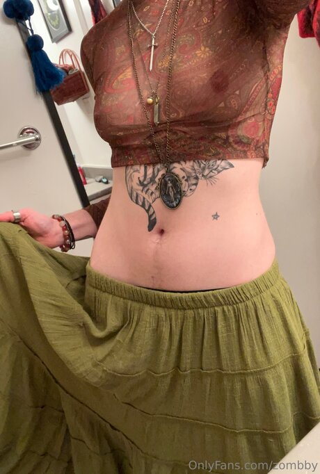 Zombby actriz atractiva fotos