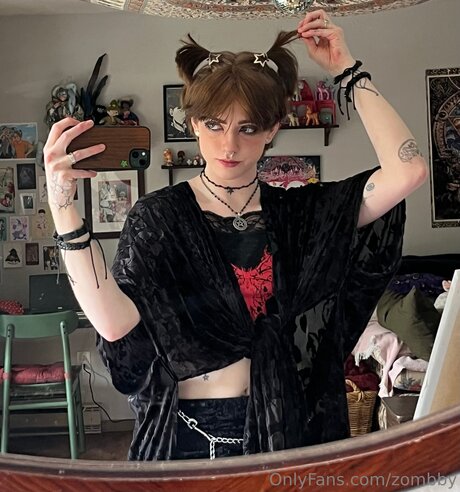 Zombby modelo caliente archivo