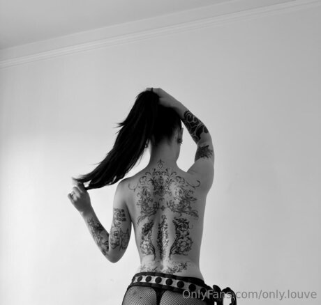 Only Louve modelo desnuda foto