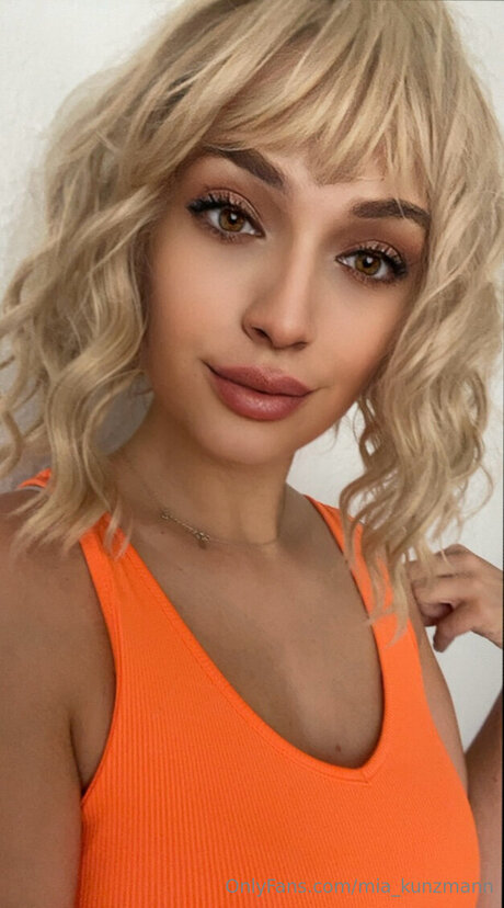 Mia Kunzmann modelo xxx galería