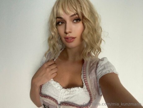 Mia Kunzmann actriz caliente galerías