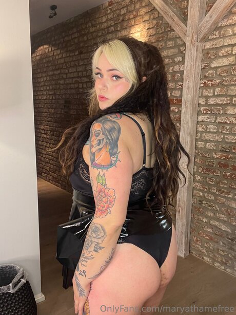 Maryathamefree hermosa estrella porno imágenes