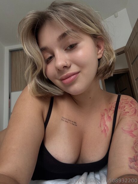 Ivyyxcutie modelo desnuda foto