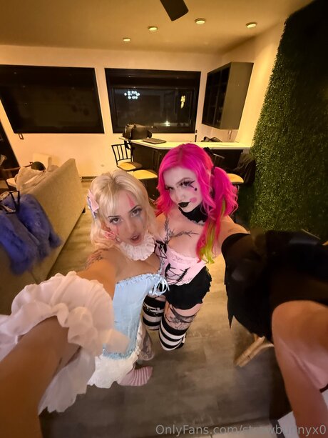 Strawbunnyx0 estrella del arte galerías