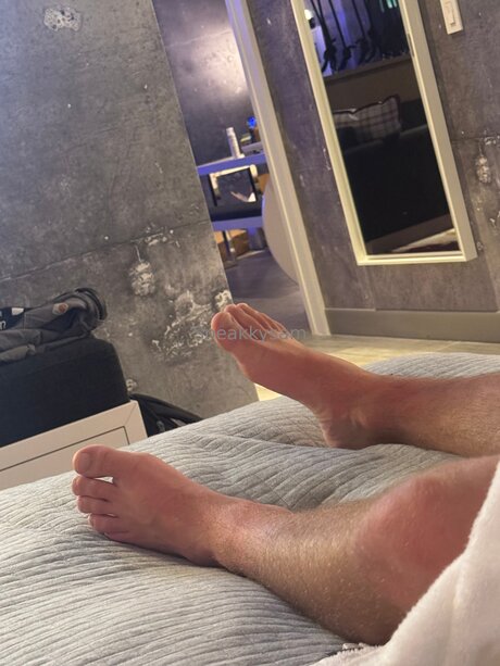 Sneakkysam actriz caliente foto