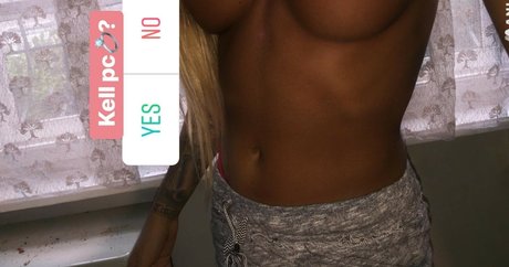 Flora Tabi modelo desnuda archivo