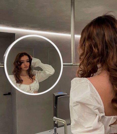 lyutaya ira estrella porno atractiva imágenes