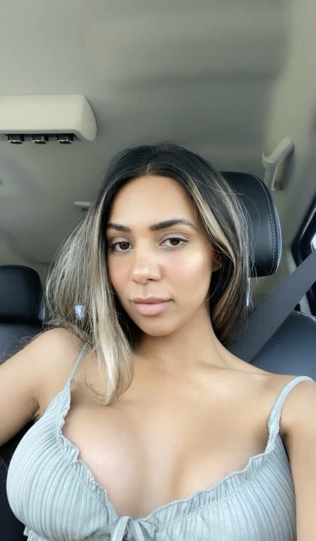 Gurneet Dosanjh modelo perfecto foto