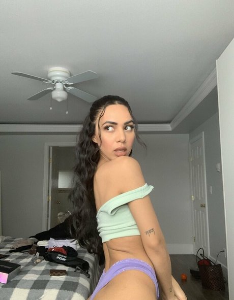 Gurneet Dosanjh estrella porno atractiva foto