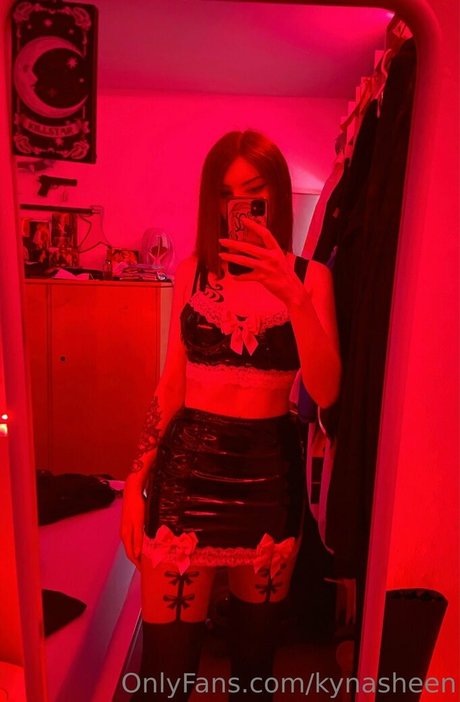 kynasheen modelo erótico imágenes
