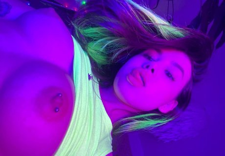 aliya kiss modelo desnudo galerías