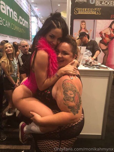 Monikamynx69 estrella porno imágenes