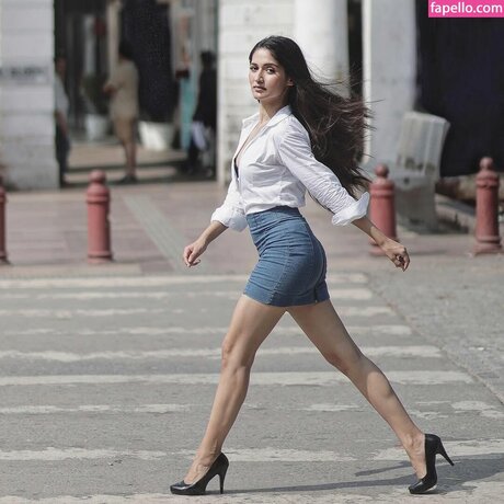 Ojasvi Sharma modelo superior foto