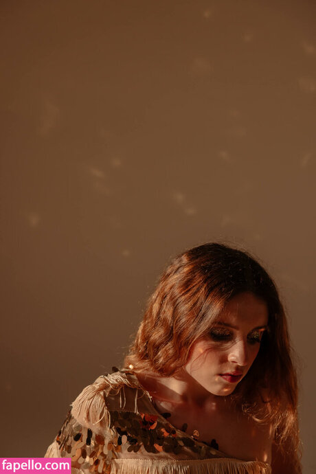 Angelina Mango modelo adulto imágenes