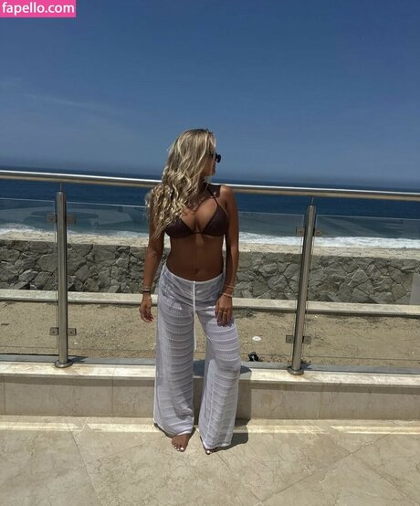 Avery Bracher actriz desnuda imágenes