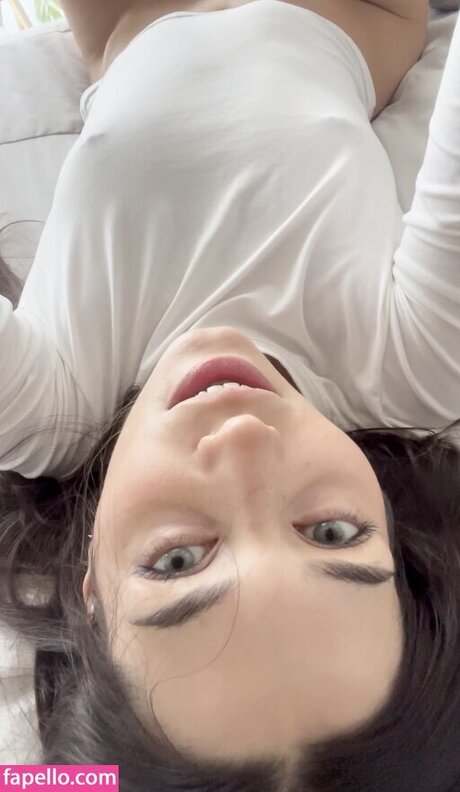 WetLikeAnOcean actriz atractiva imagen