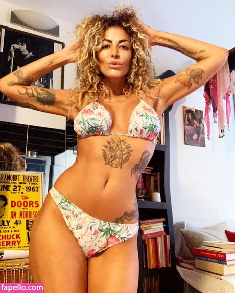 Nora Amile estrella del arte foto