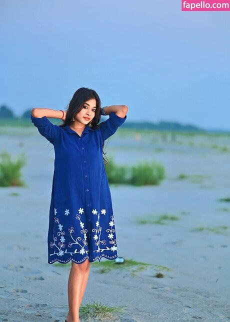 Reya Ghosh estrella porno atractiva fotos